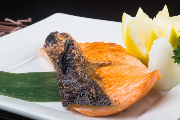Страви японської кухні. смаженою рибою на задньому плані — стокове фото