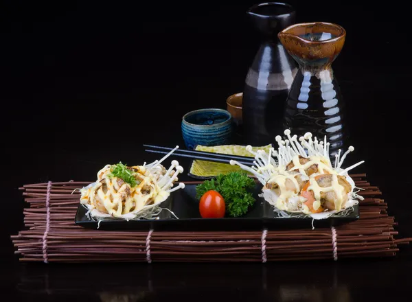 Bucătărie japoneză. pește coajă la grătar pe fundal — Fotografie, imagine de stoc