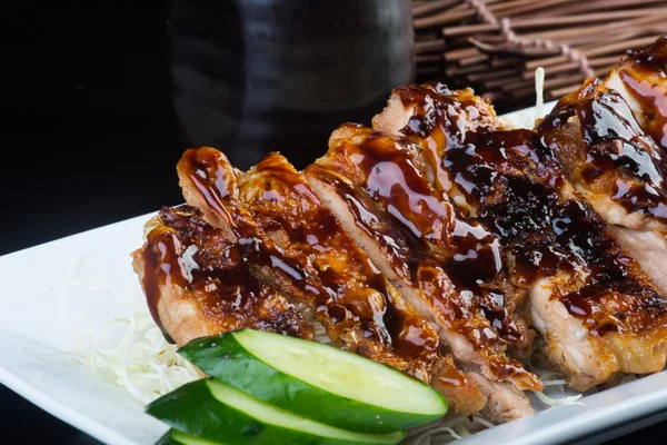 Masakan Jepang. ayam panggang di latar belakang — Stok Foto