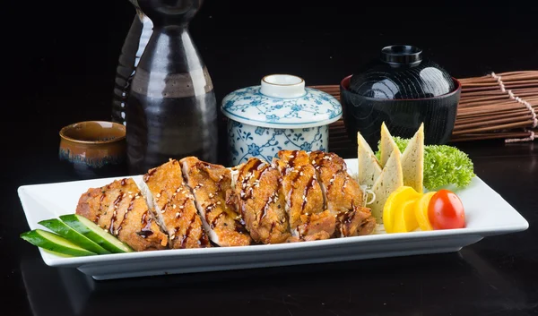 Japanse keuken. gebakken kip op de achtergrond — Stockfoto