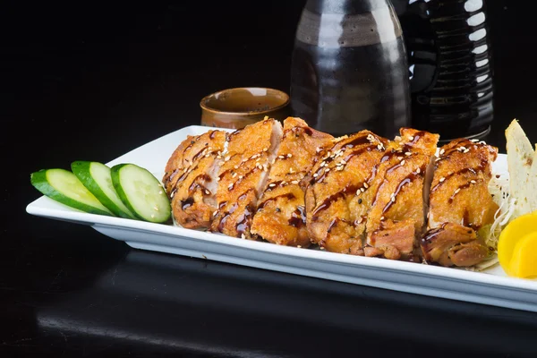 Japanse keuken. gebakken kip op de achtergrond — Stockfoto