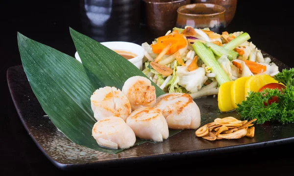 일본 요리입니다. 백그라운드에서 셸 생선 구이 — 스톡 사진