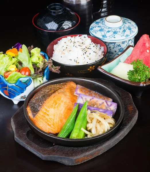Bucătărie japoneză. pește placă fierbinte pe fundal — Fotografie, imagine de stoc