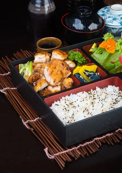 Japansk mat. lunch box set i bakgrunden — Stockfoto