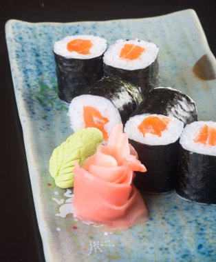 Japon mutfağı. Arka planda suşi var.