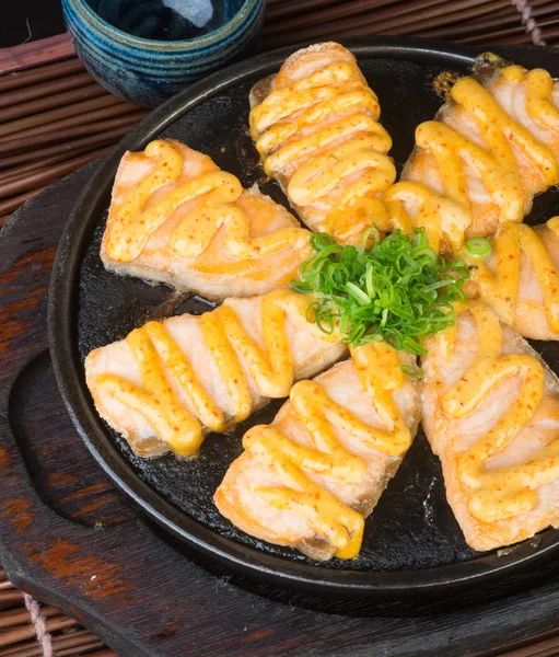 Japanse keuken. hete plaat vis op de achtergrond — Stockfoto