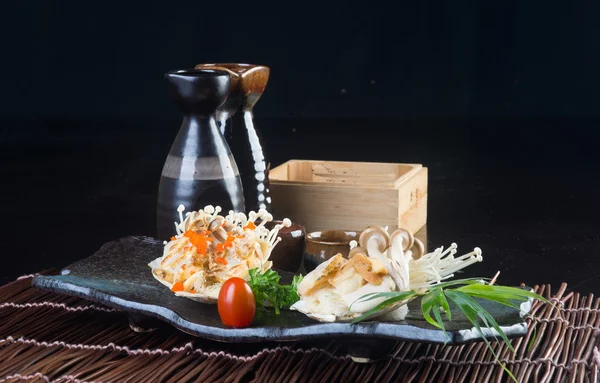 Japansk mat. grillade skaldjur i bakgrunden — Stockfoto