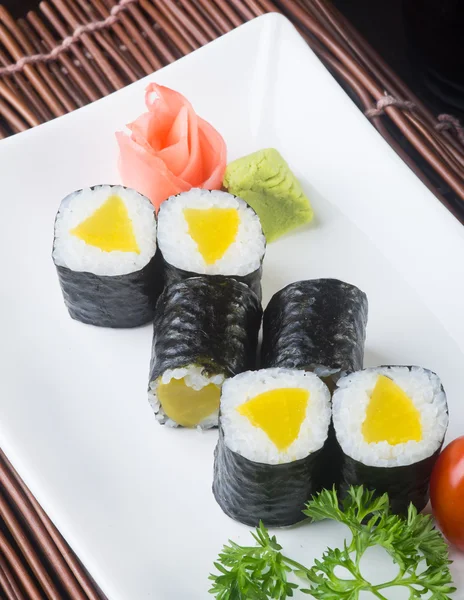 Japansk mat. sushi på bakgrunden — Stockfoto