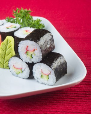 Japon mutfağı. Arka planda suşi var.