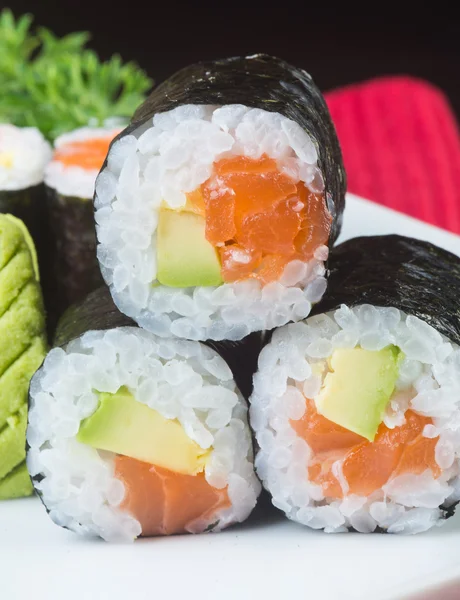 Japon mutfağı. Arka planda suşi var.
