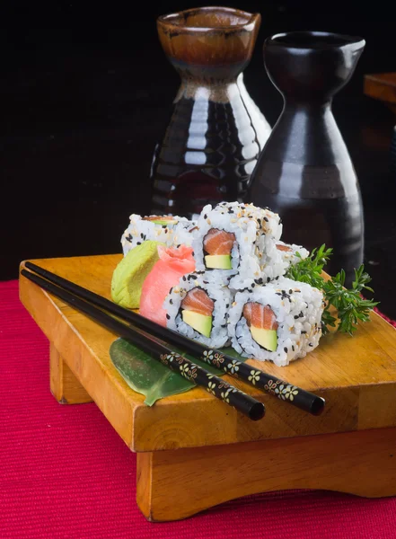 Cuisine japonaise. sushi sur le fond — Photo