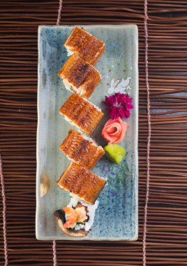 Japon mutfağı. Arka planda suşi var.