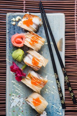 Japon mutfağı. Arka planda suşi var.