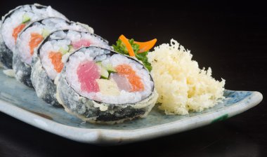 Japon mutfağı. Arka planda suşi var.