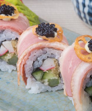 Japon mutfağı. Arka planda suşi var.