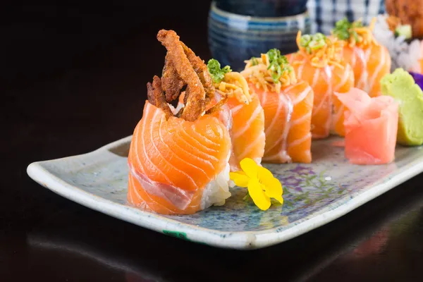 Cocina japonesa. sushi en el fondo —  Fotos de Stock