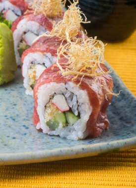 Japon mutfağı. Arka planda suşi var.