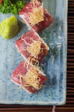 Japon mutfağı. Arka planda suşi var.