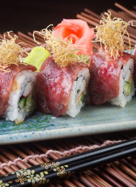 Japon mutfağı. Arka planda suşi var.