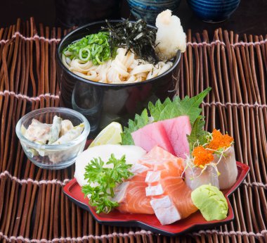 Japon mutfağı. sashimi arka planda