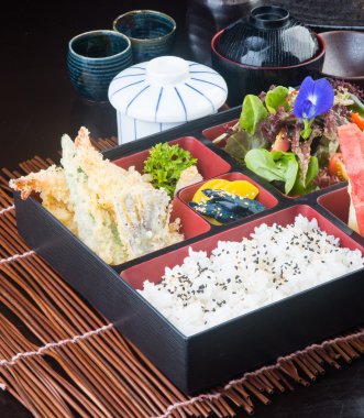 Japon mutfağı. Öğle Yemeği kutu set arka planda