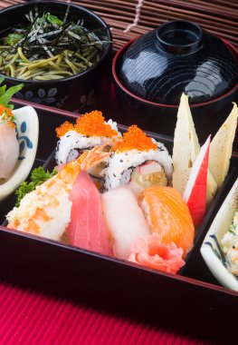 Japon mutfağı. Öğle Yemeği kutu set arka planda