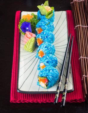 Japon mutfağı. Arka planda suşi var.