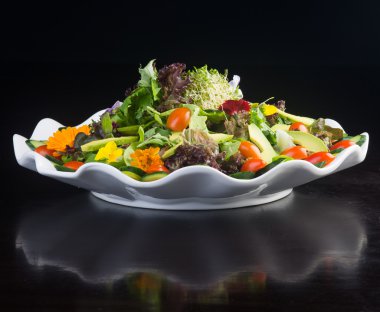 salata. arka planda salata