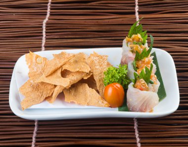 Japon mutfağı. Arka planda suşi var.