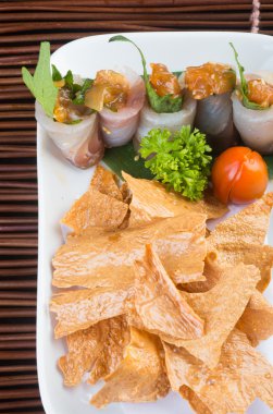 Japon mutfağı. Arka planda suşi var.