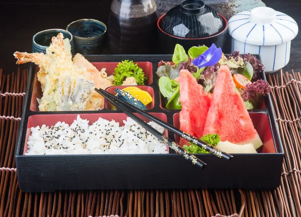 Cocina japonesa. conjunto de caja de almuerzo en el fondo — Foto de Stock