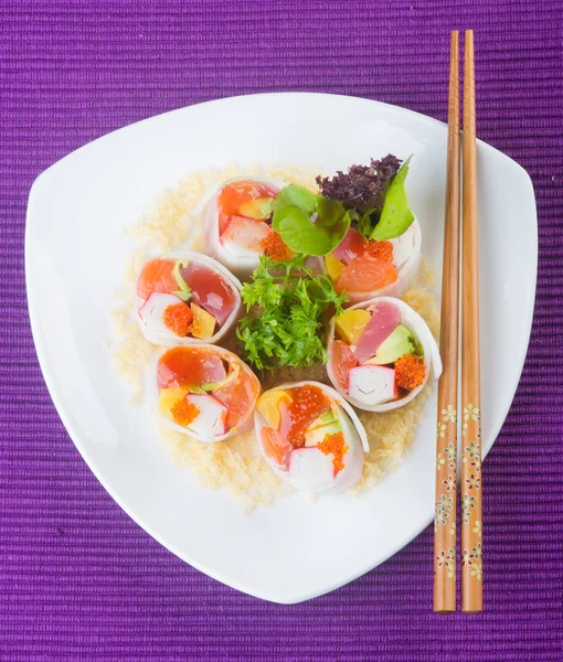 Cocina japonesa. sushi en el fondo — Foto de Stock