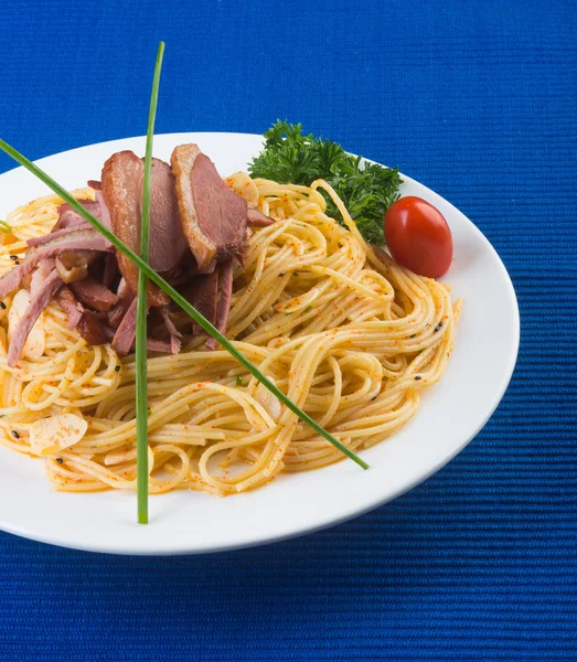 Japanse keuken. spaghetti op de achtergrond — Stockfoto