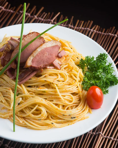 Japanse keuken. spaghetti op de achtergrond — Stockfoto