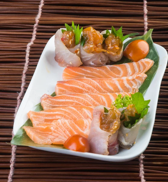 Cuisine japonaise. sashimi sur le fond — Photo