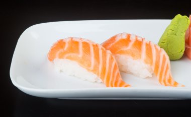 Japon mutfağı. arka planda suşi somon