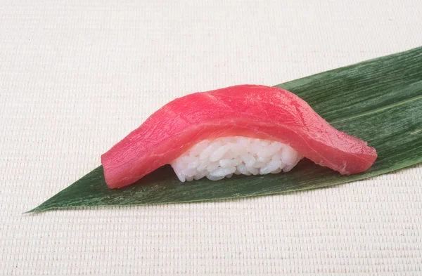 日本料理。背景に寿司まぐろ — ストック写真