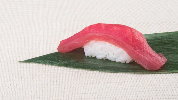 Страви японської кухні. суші тунця на задньому плані — стокове фото