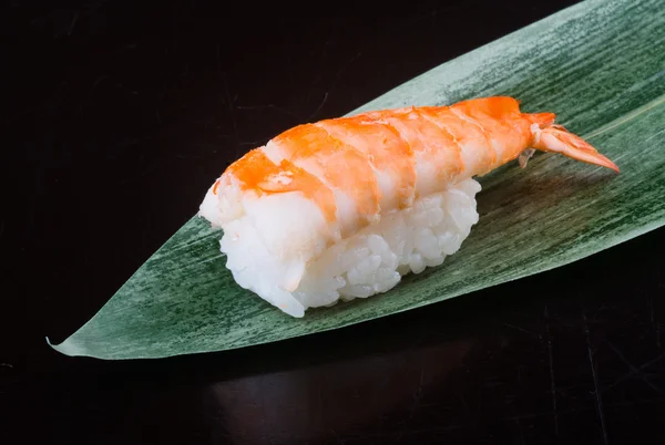 Cucina giapponese. gamberetti sushi sullo sfondo — Foto Stock