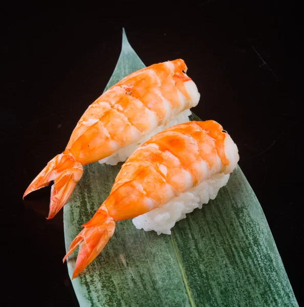 Японская кухня. креветки суши на заднем плане — стоковое фото