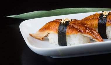 Japon mutfağı. arka planda unagi suşi