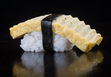 Japon mutfağı. Arka planda suşi var.