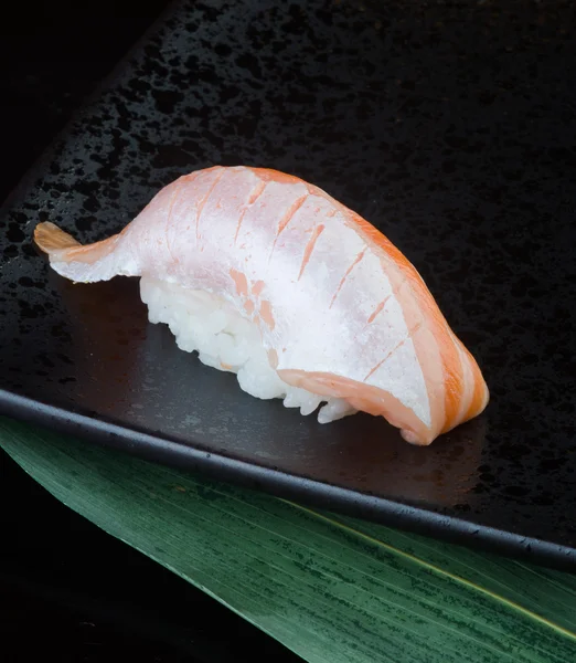 Japon mutfağı. arka planda suşi somon