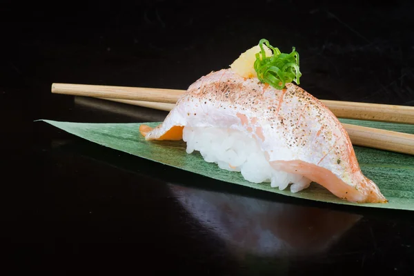 Bucătărie japoneză. somon de sushi pe fundal — Fotografie, imagine de stoc