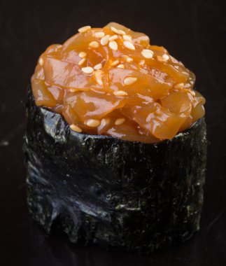 Japon mutfağı. Arka planda suşi var.