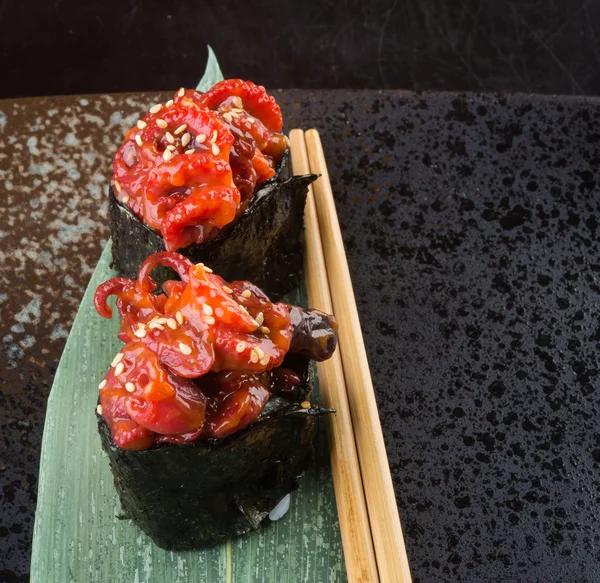Cucina giapponese. polpo di sushi sullo sfondo — Foto Stock