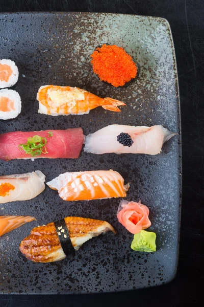 Japanse keuken. Sushi instellen op de achtergrond — Stockfoto