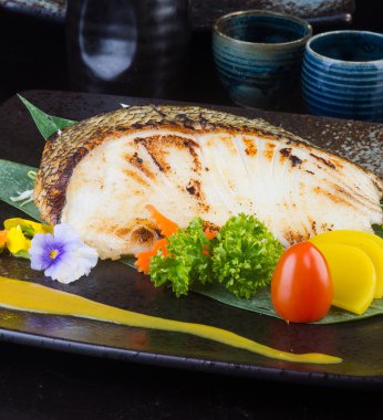 Japon mutfağı. arka planda kızarmış balık