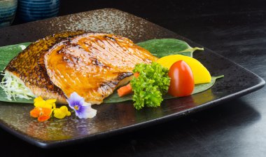 Japon mutfağı. arka planda kızarmış balık