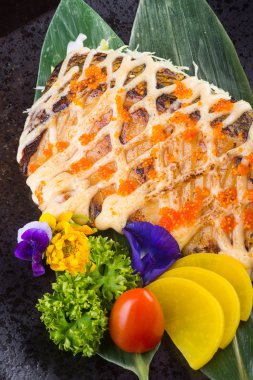 Japon mutfağı. arka planda kızarmış balık